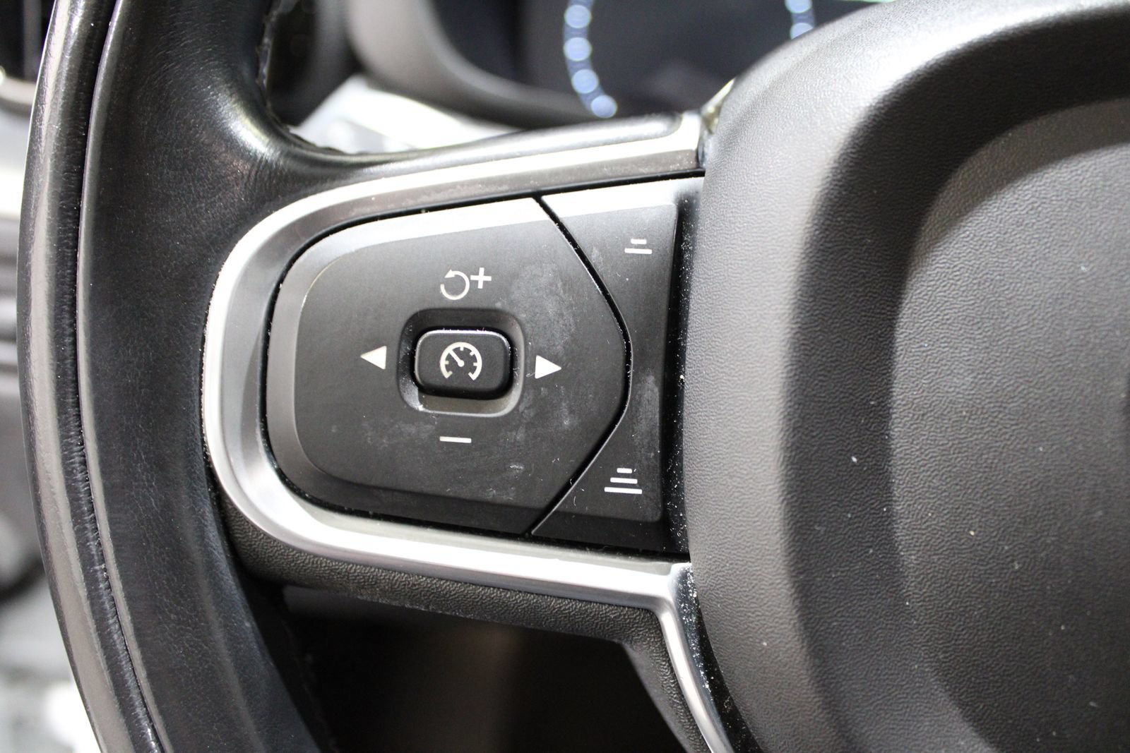 Used 2018 Volvo XC60 T6 Momentum w/ Convenience Package AWD/4WD image 25