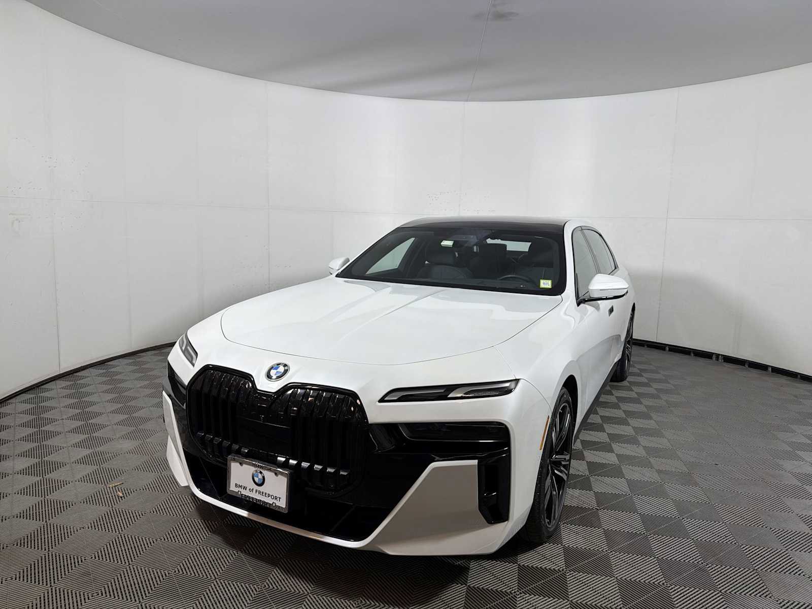 Certified 2023 BMW 760i xDrive AWD/4WD image 7