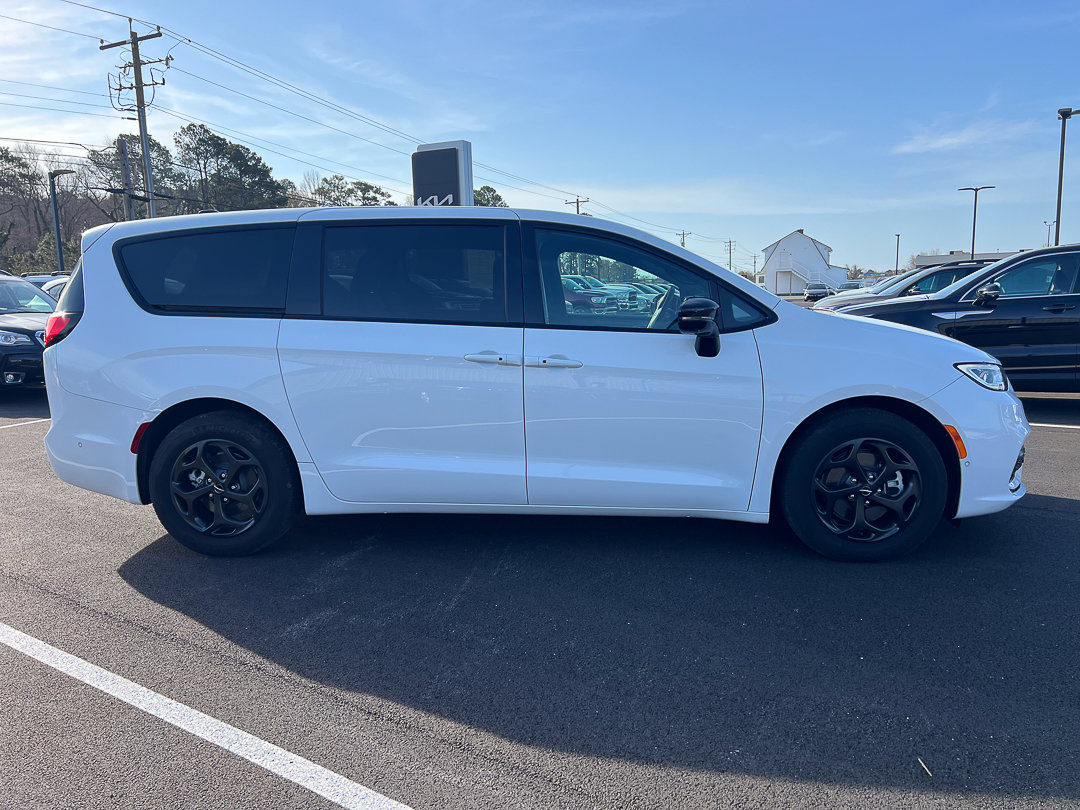 Used 2024 Chrysler Pacifica Limited image 12