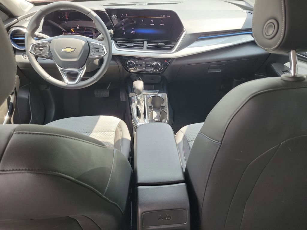 Used 2025 Chevrolet Trax LT w/ LT Convenience Package FWD image 12