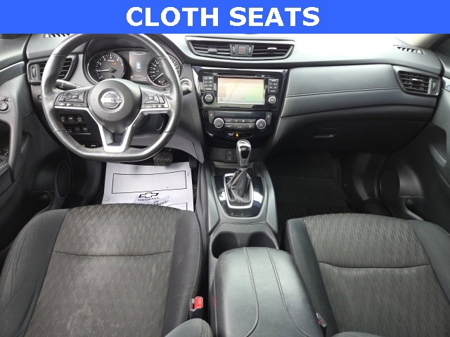 Used 2017 Nissan Rogue SV image 2