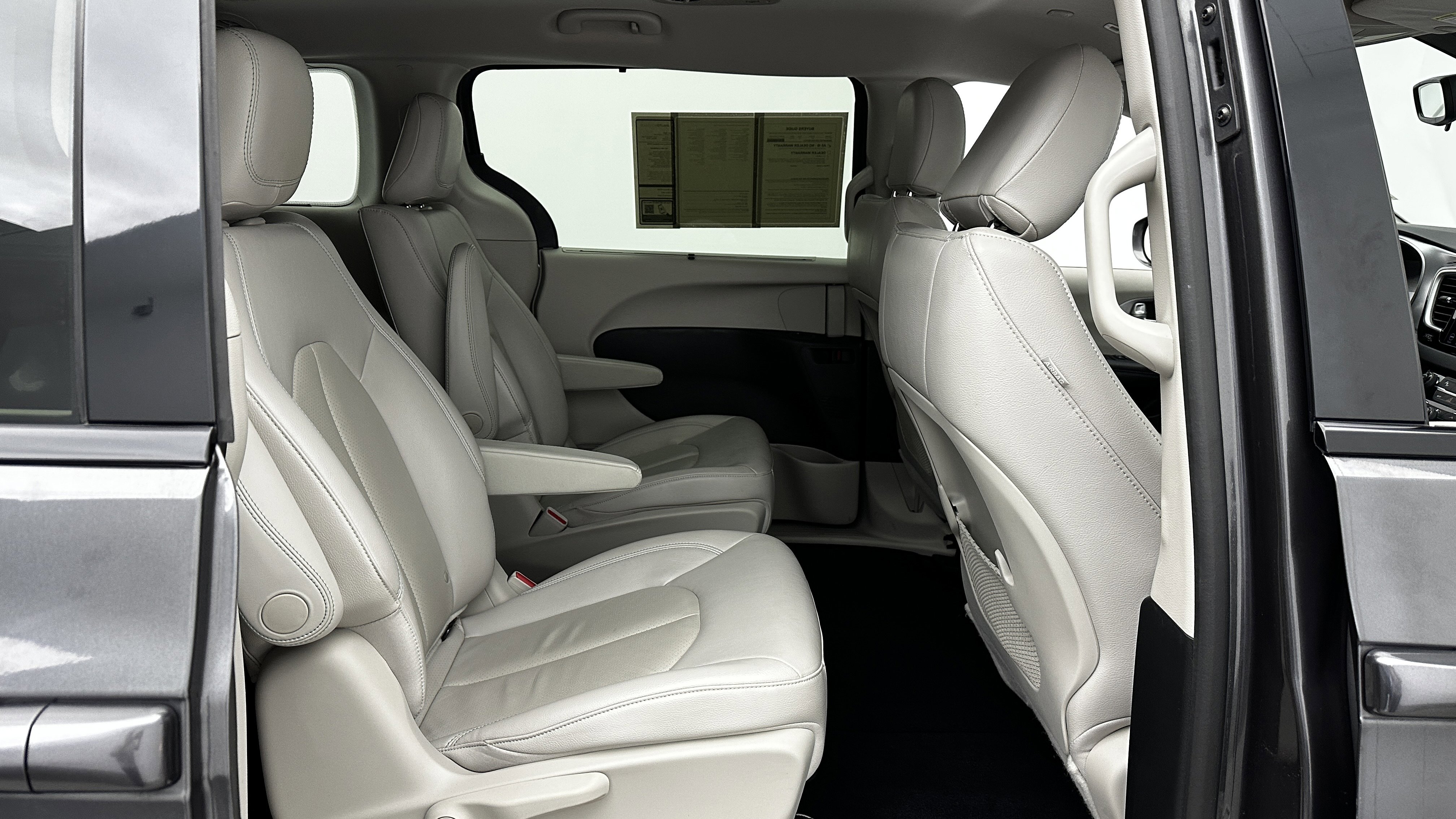 Used 2018 Chrysler Pacifica Touring-L image 32