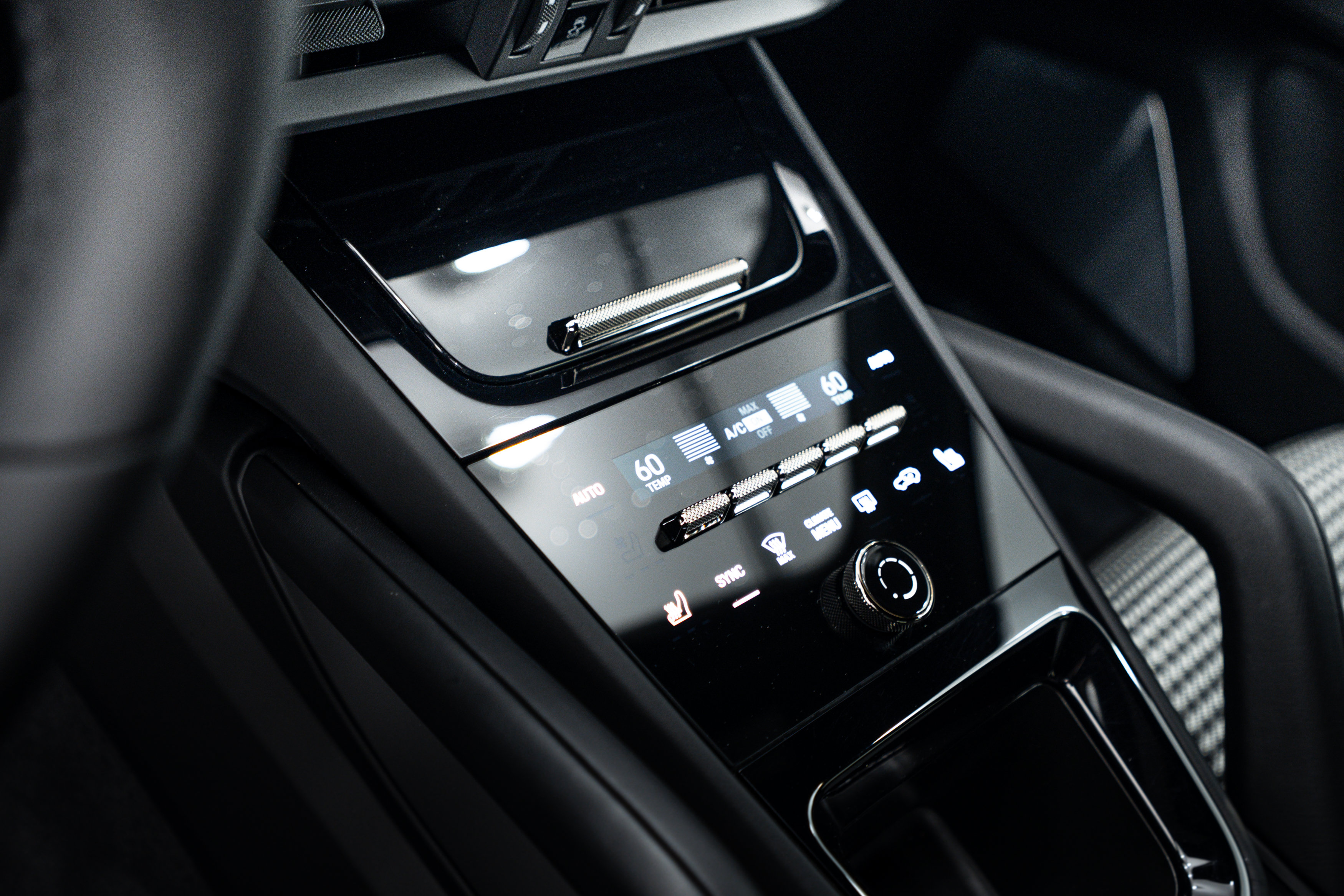 Certified 2025 Porsche Cayenne Turbo AWD/4WD image 16