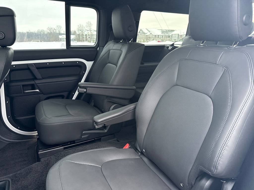New 2025 Land Rover Defender 130 X-Dynamic SE AWD/4WD image 12