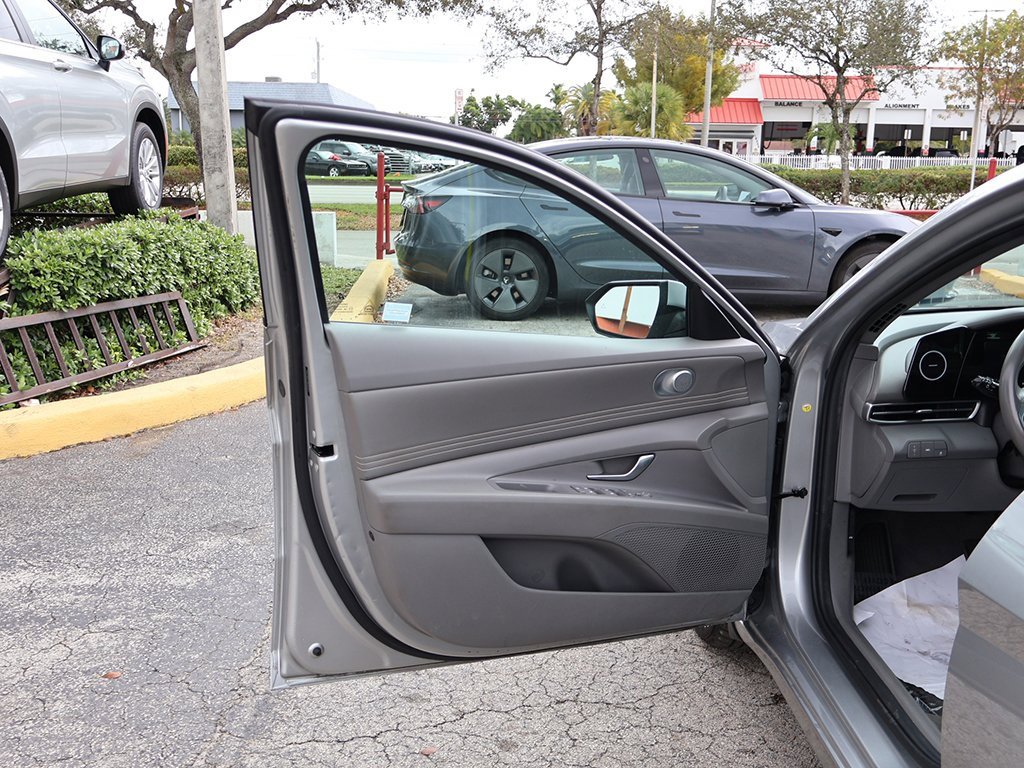 Used 2022 Hyundai Elantra SEL w/ Convenience Package image 21