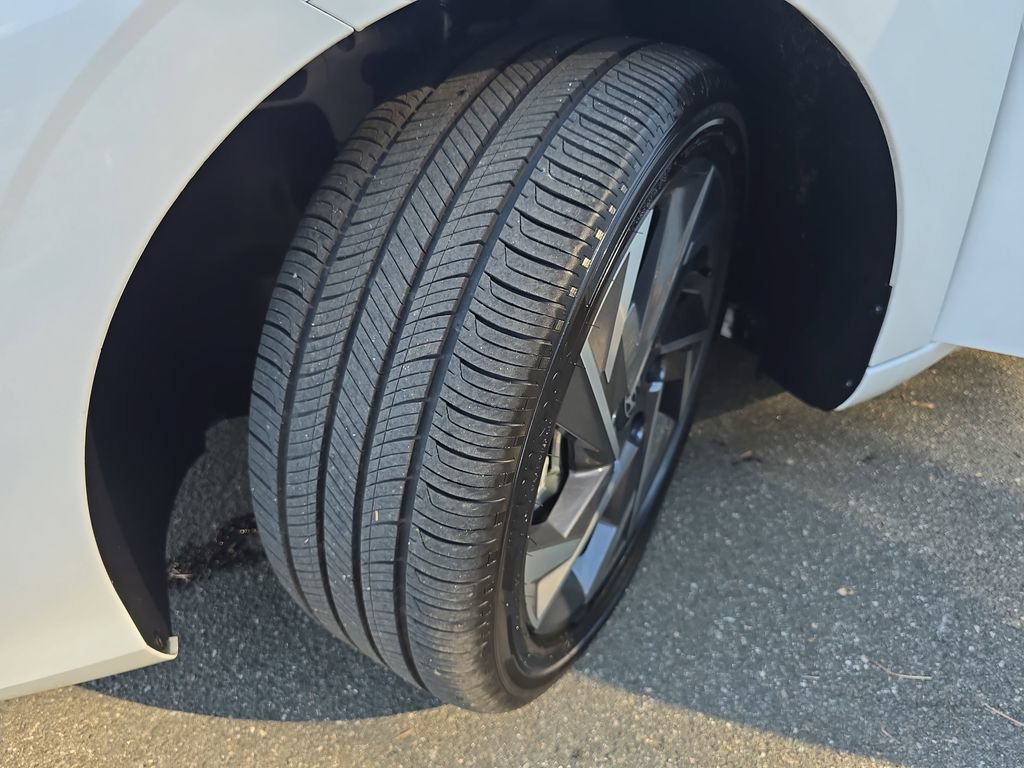 Used 2025 Hyundai Elantra Limited FWD image 31