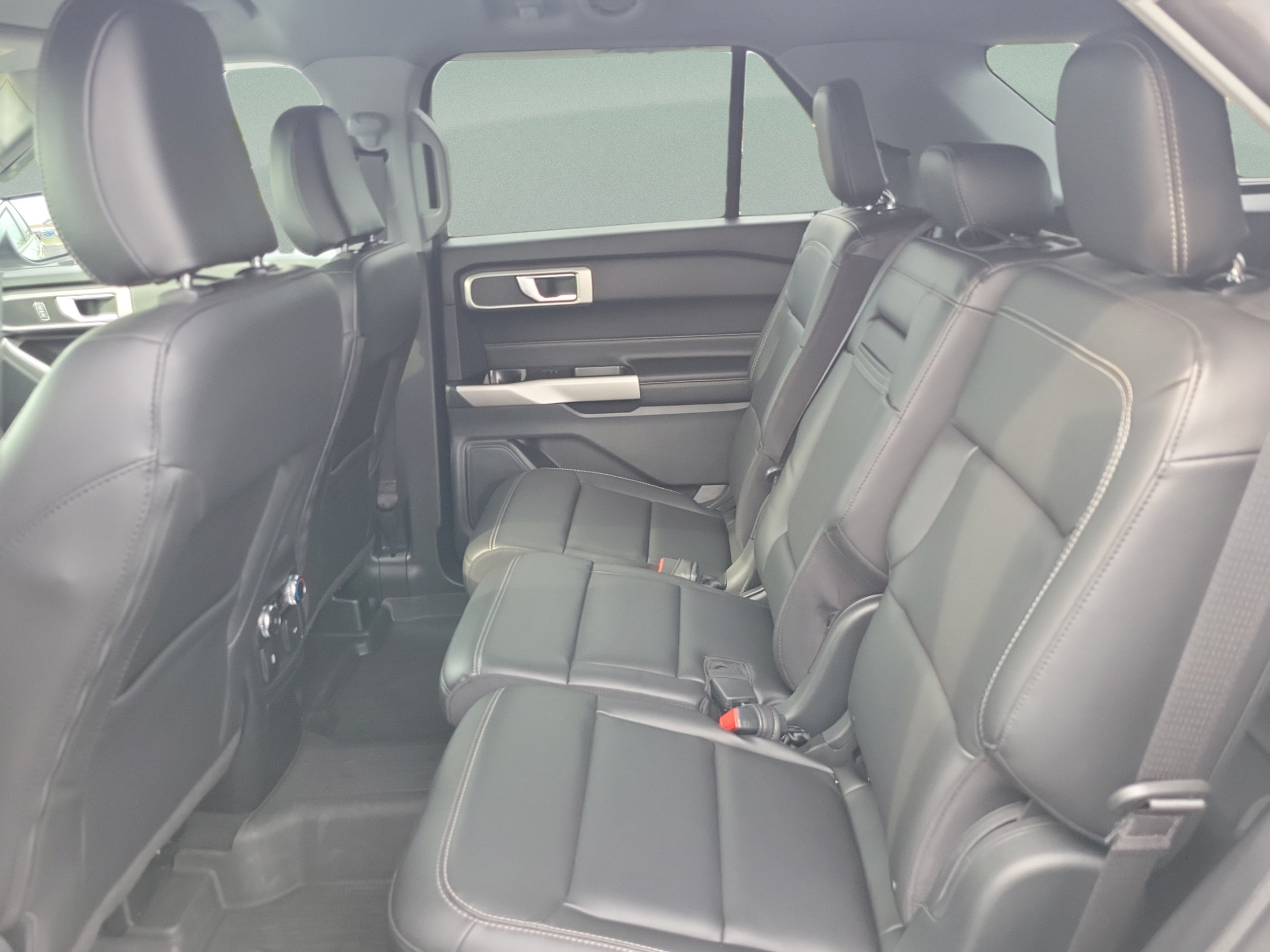 Used 2022 Ford Explorer XLT w/ Equipment Group 202A AWD/4WD image 9