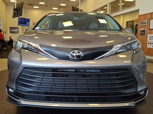 Used 2026 Toyota Sienna XLE image 2