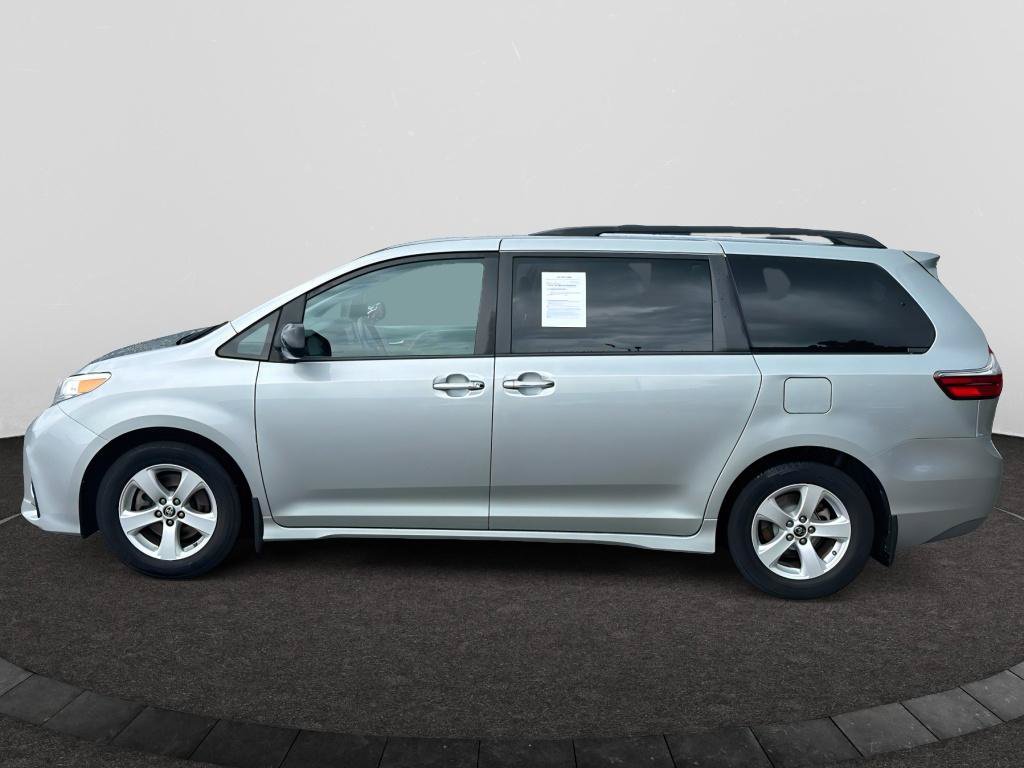 Used 2020 Toyota Sienna LE w/ LE Preferred Package FWD image 2