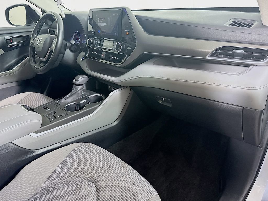 Used 2023 Toyota Highlander LE FWD image 35