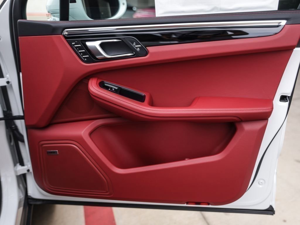 Certified 2025 Porsche Macan image 30