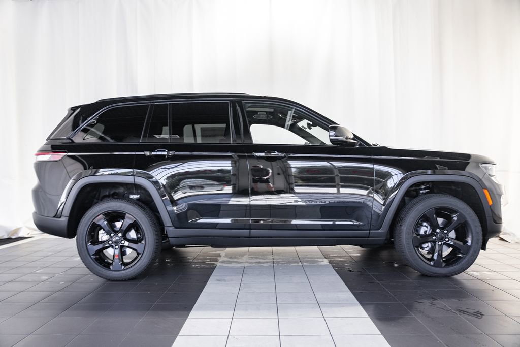 New 2025 Jeep Grand Cherokee Altitude image 3