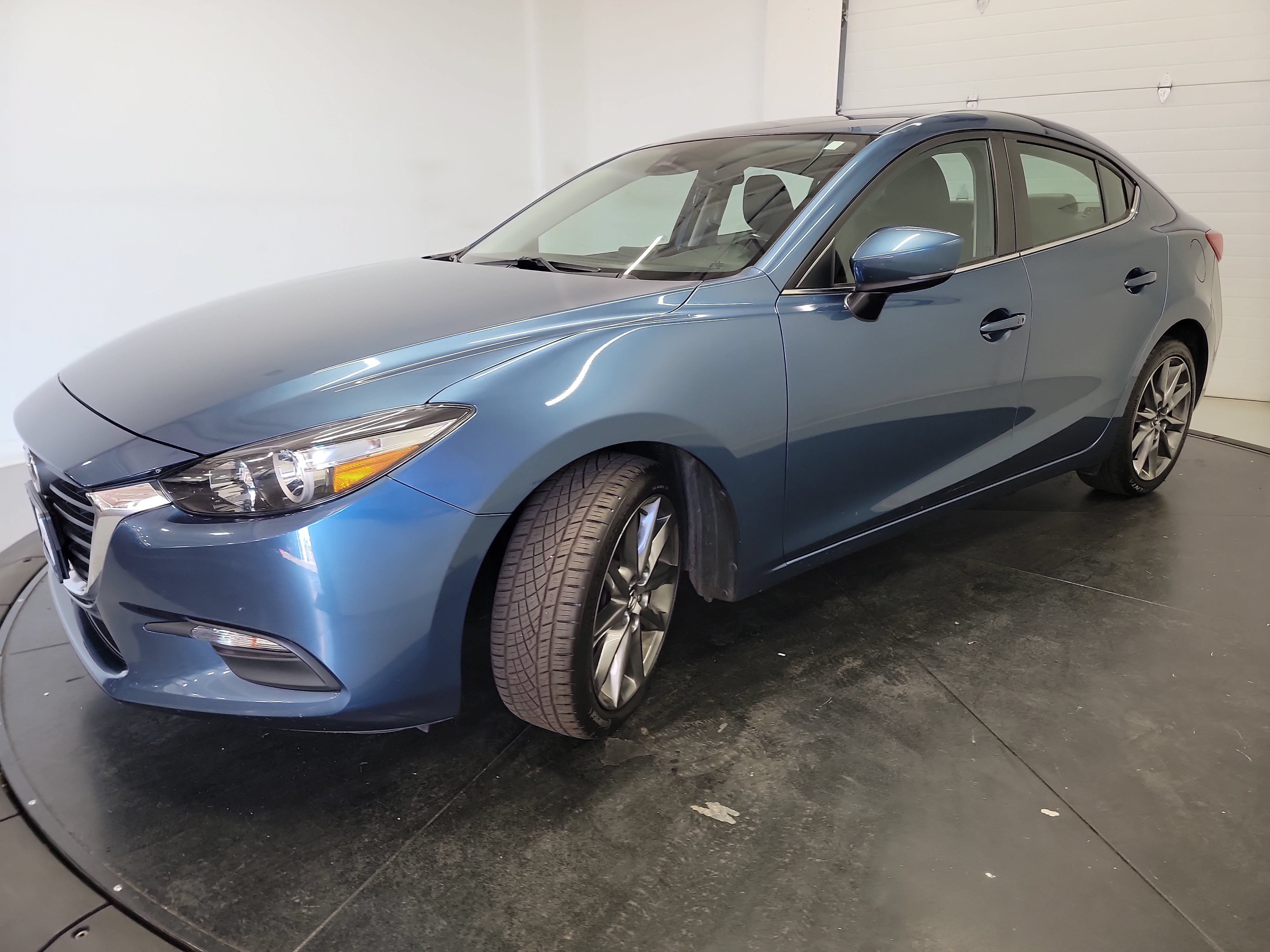 Used 2018 MAZDA MAZDA3 Touring FWD image 3