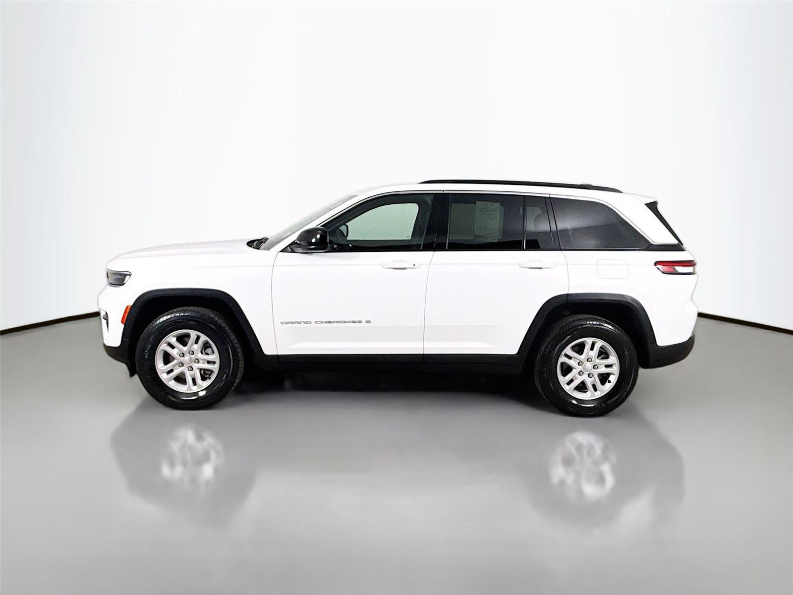 Used 2024 Jeep Grand Cherokee Laredo w/ Trailer Tow Package image 6