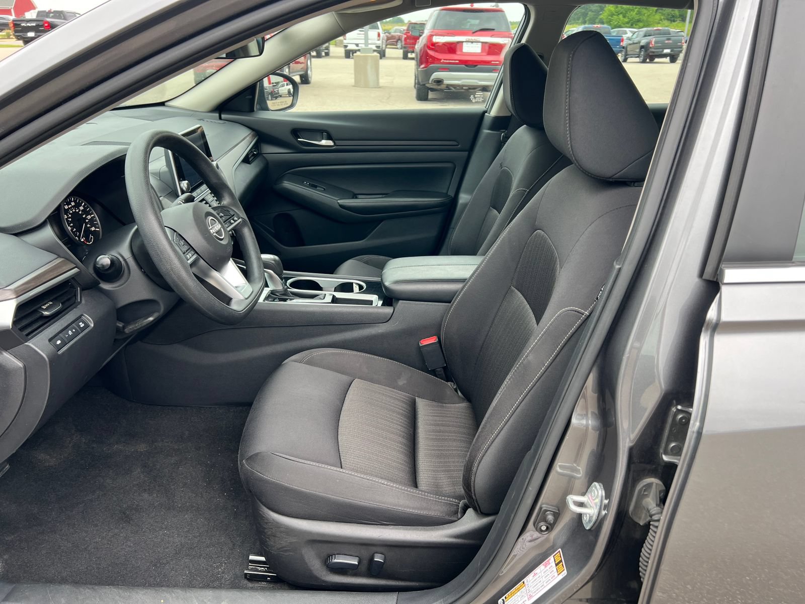 Used 2024 Nissan Altima 2.5 SV FWD image 3