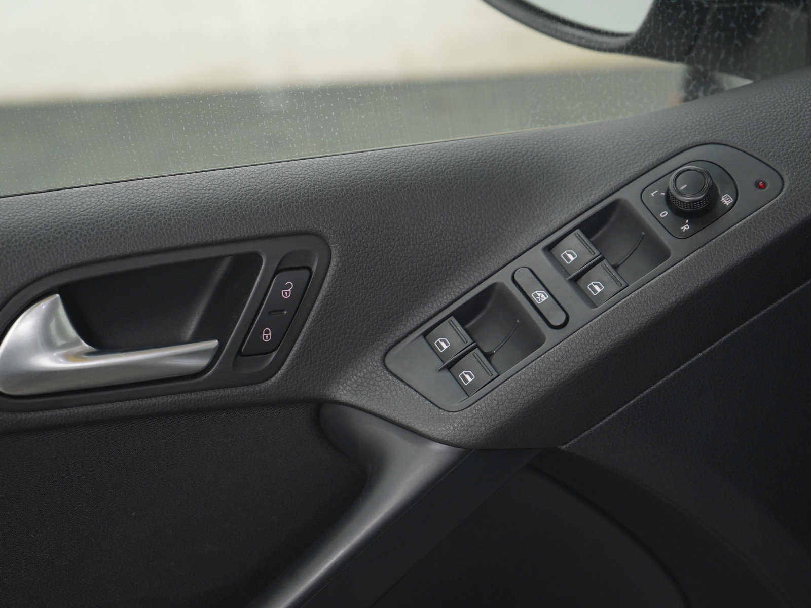 Used 2017 Volkswagen Tiguan S image 21