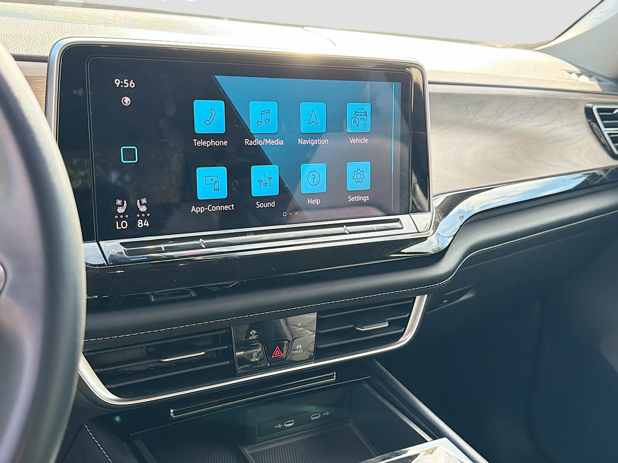 Used 2024 Volkswagen Atlas SE image 28