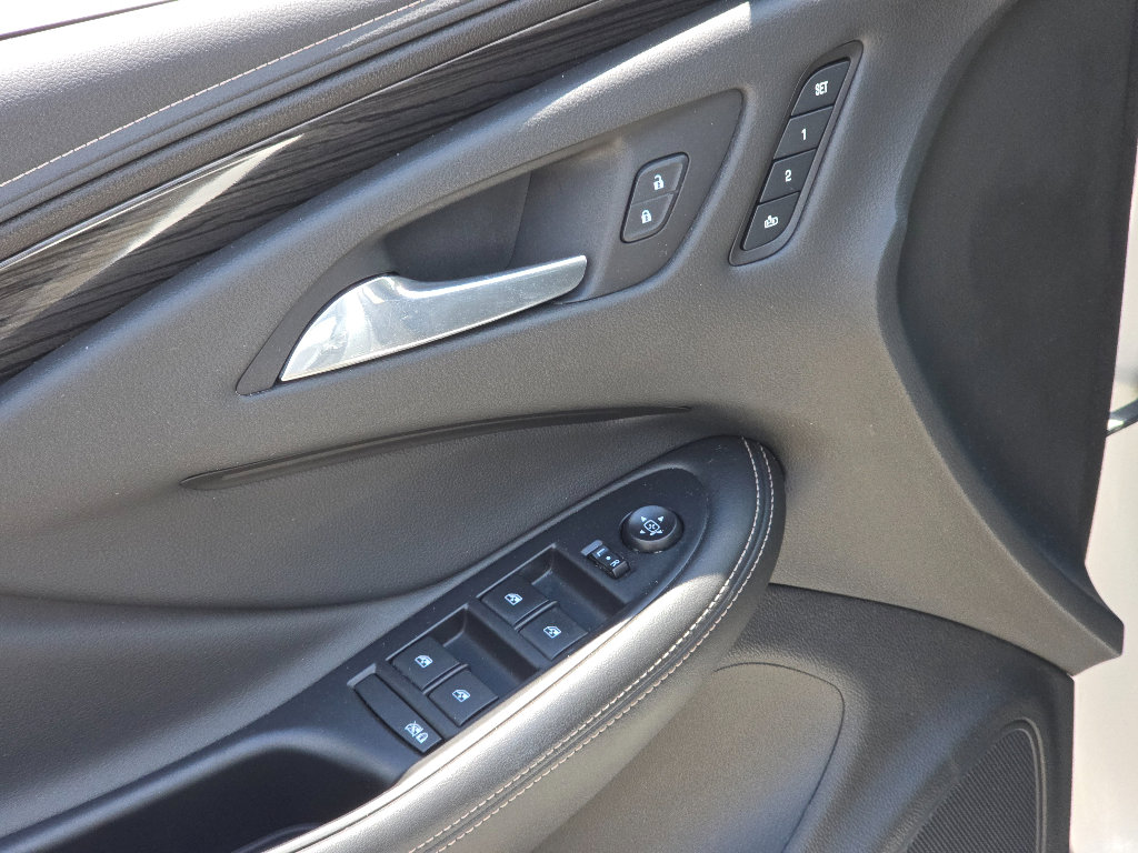 Used 2018 Buick Envision Essence AWD/4WD image 22