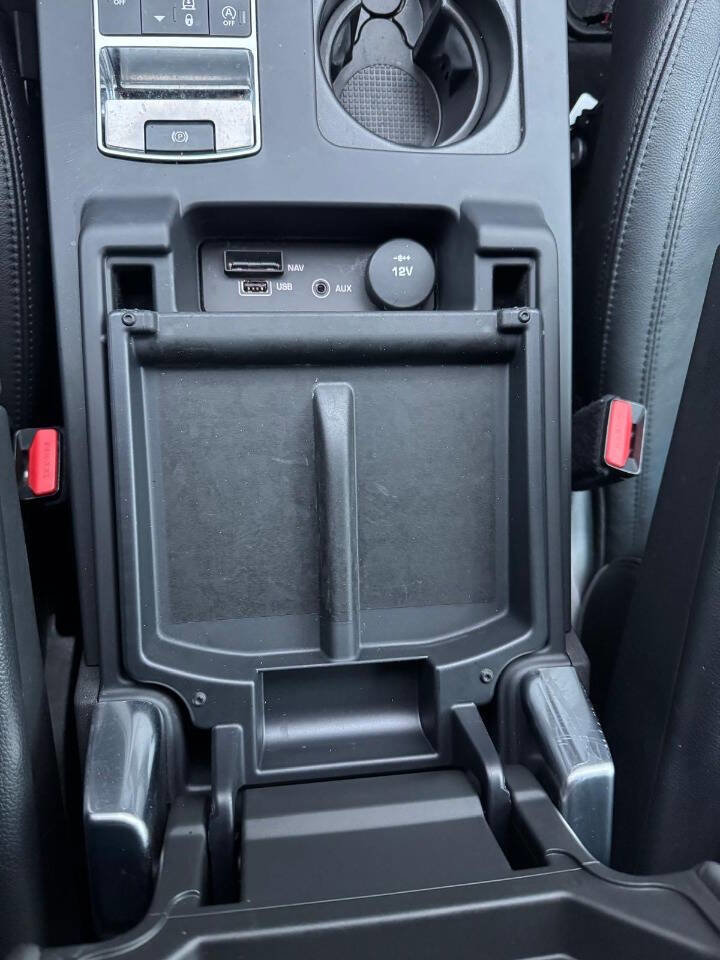 Used 2017 Land Rover Discovery SE image 37