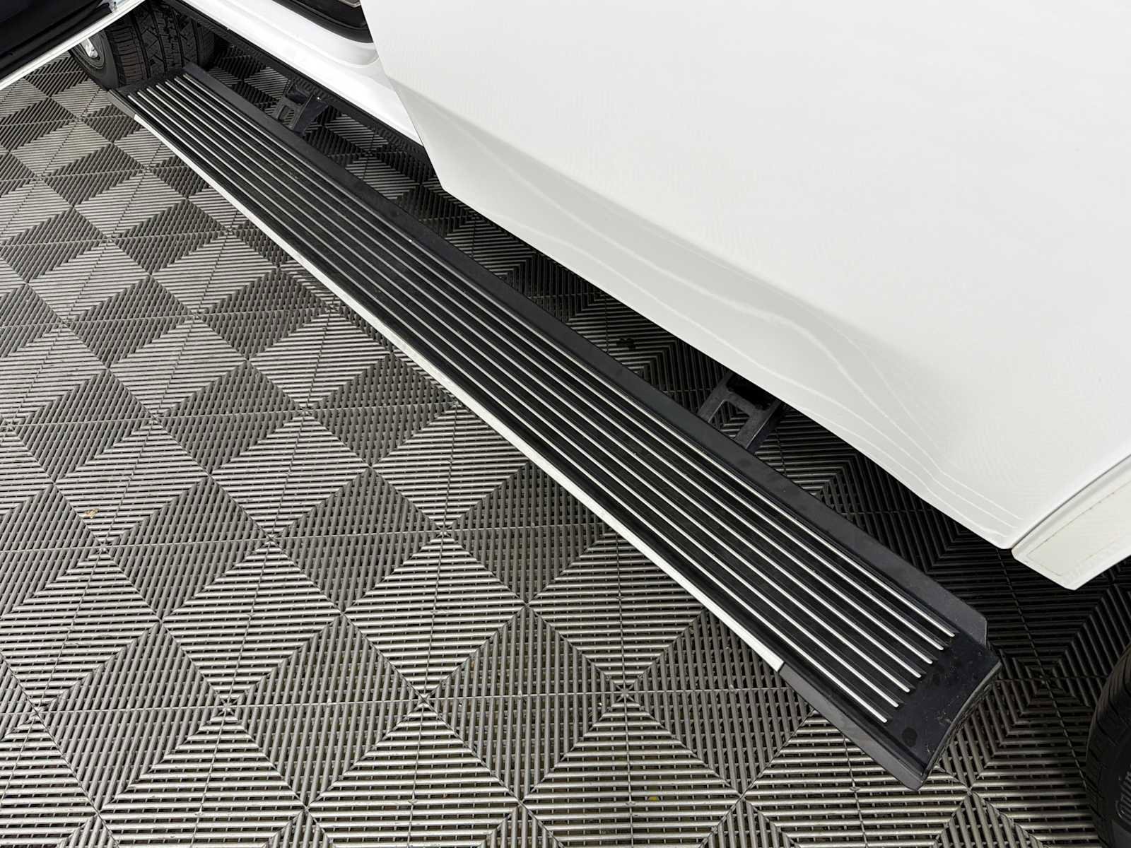 Used 2022 Jeep Grand Wagoneer Series III w/ Rear Seat Video Group 1 image 7