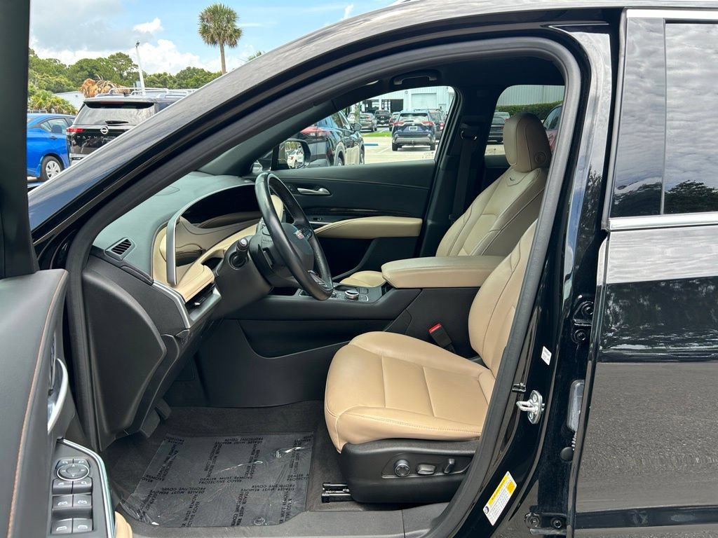 Used 2025 Cadillac XT4 Premium Luxury FWD image 16