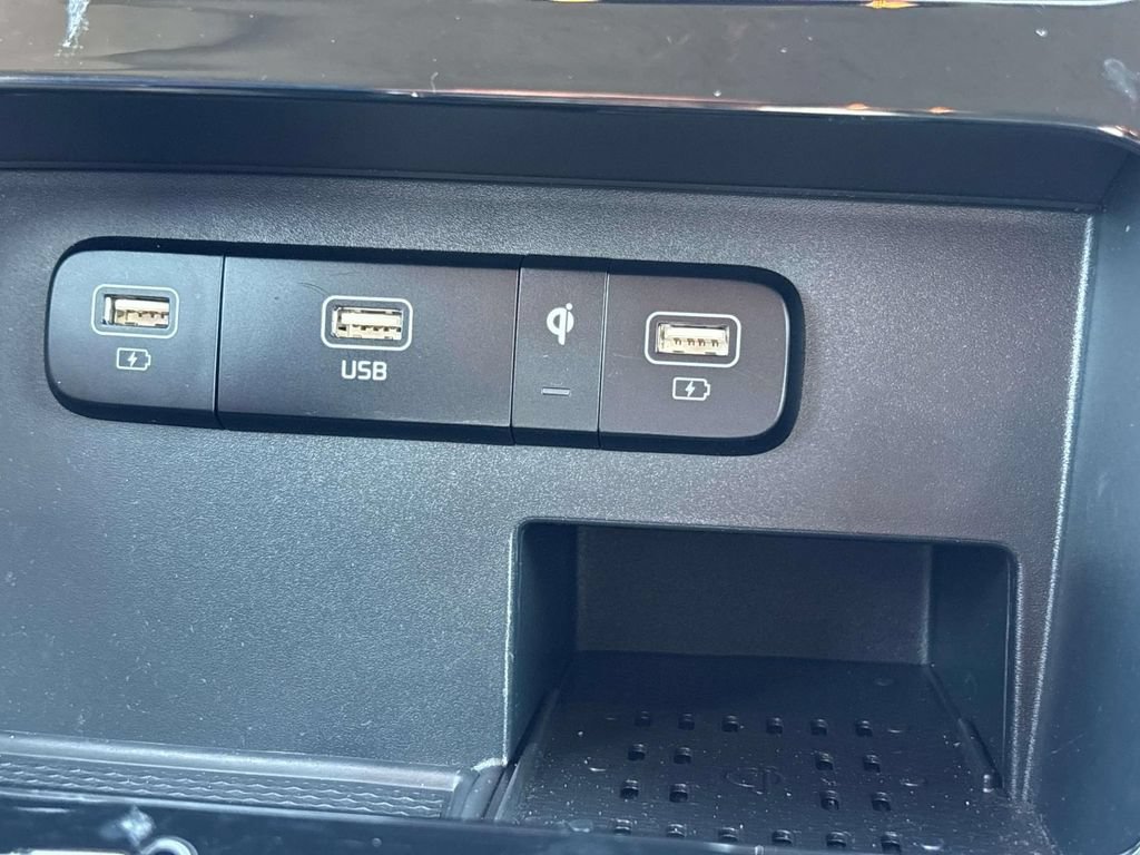 Used 2024 Kia Carnival EX FWD image 30