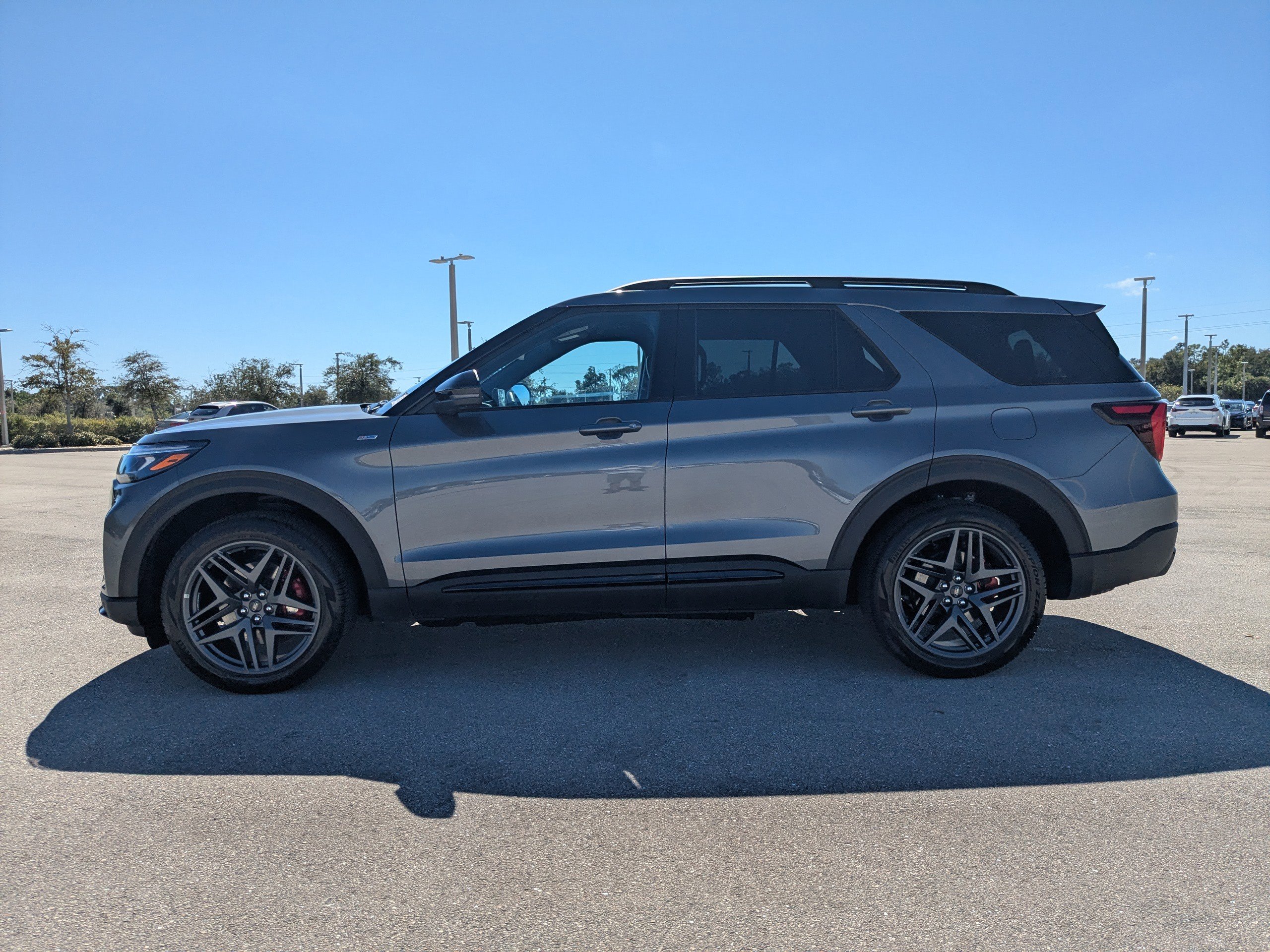 Used 2025 Ford Explorer ST-Line w/ ST-Line Street Pack image 8