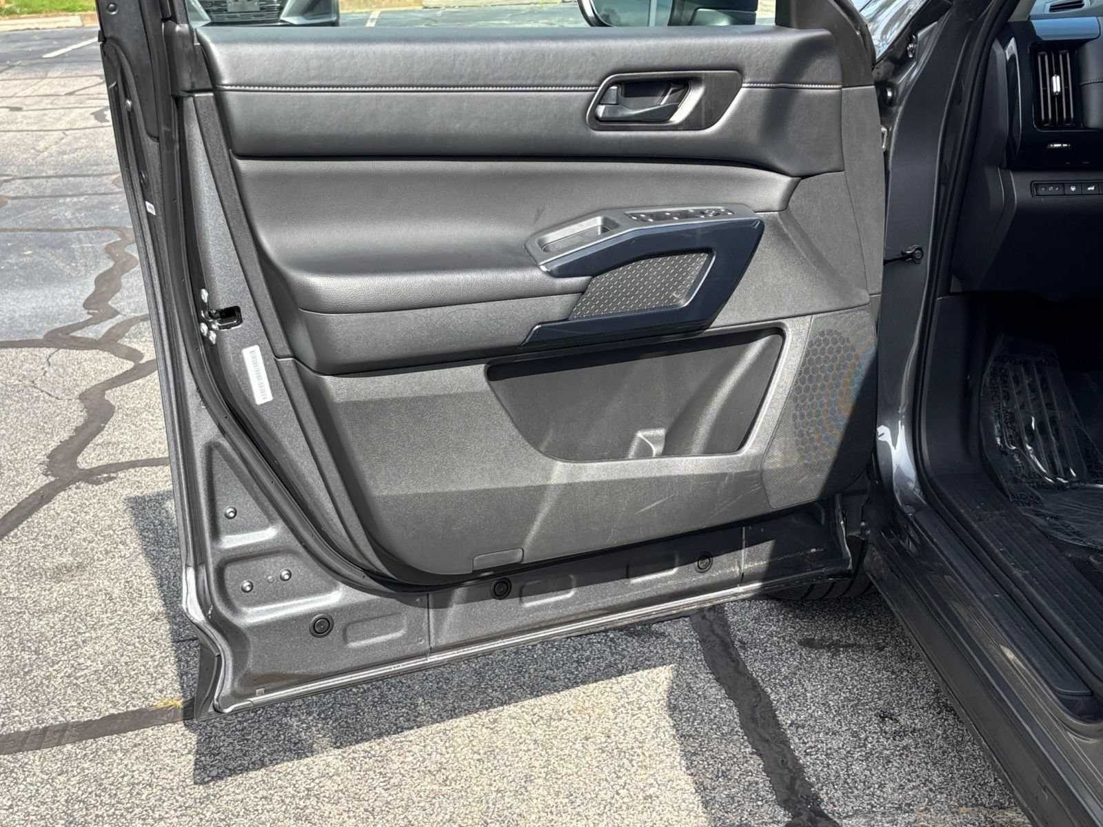 Used 2025 Nissan Pathfinder SV FWD image 18