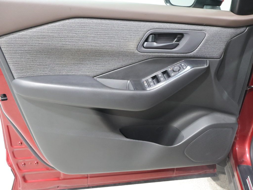 Used 2023 Nissan Rogue S AWD/4WD image 13