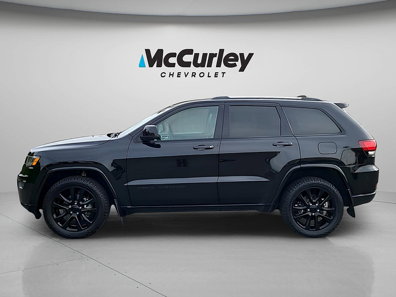 Used 2019 Jeep Grand Cherokee Altitude AWD/4WD image 4