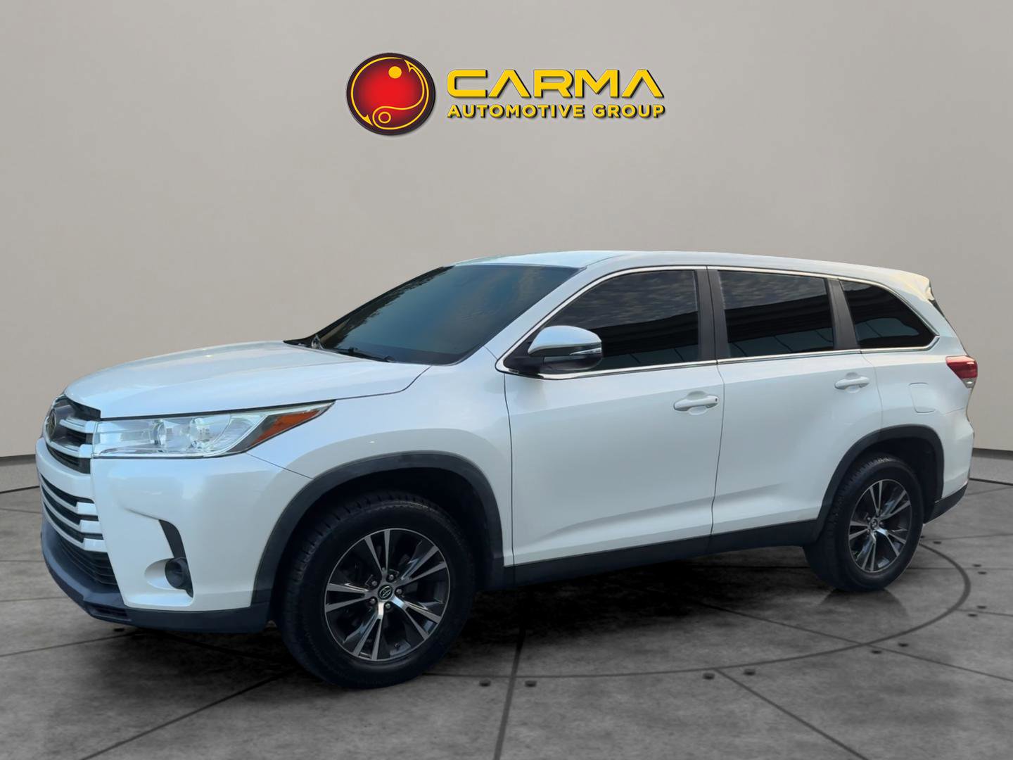 Used 2019 Toyota Highlander LE FWD image 2