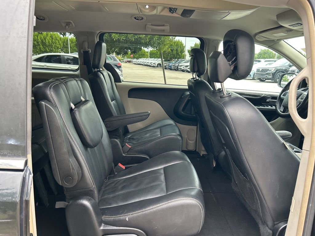 Used 2014 Chrysler Town & Country Touring image 39