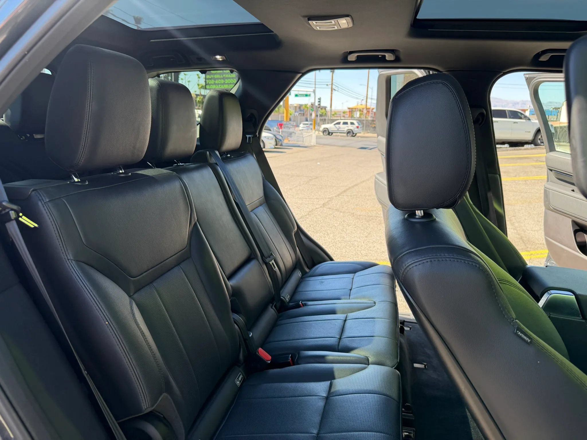 Used 2017 Land Rover Discovery SE AWD/4WD image 17