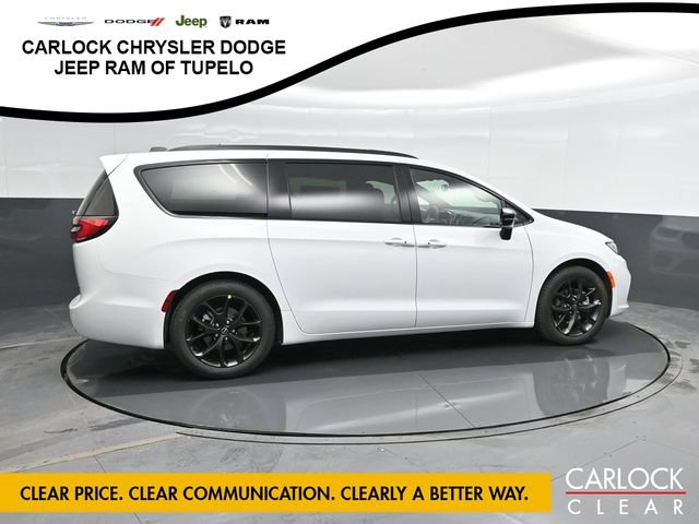 New 2026 Chrysler Pacifica Limited w/ Uconnect Theater Family Group FWD image 4