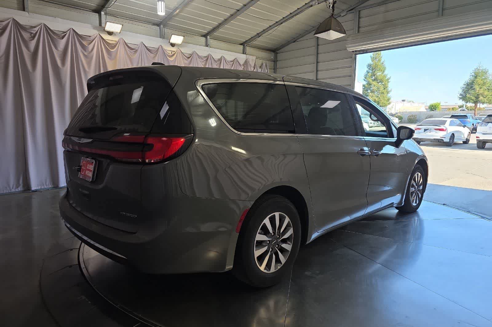 Used 2023 Chrysler Pacifica Touring-L FWD image 3