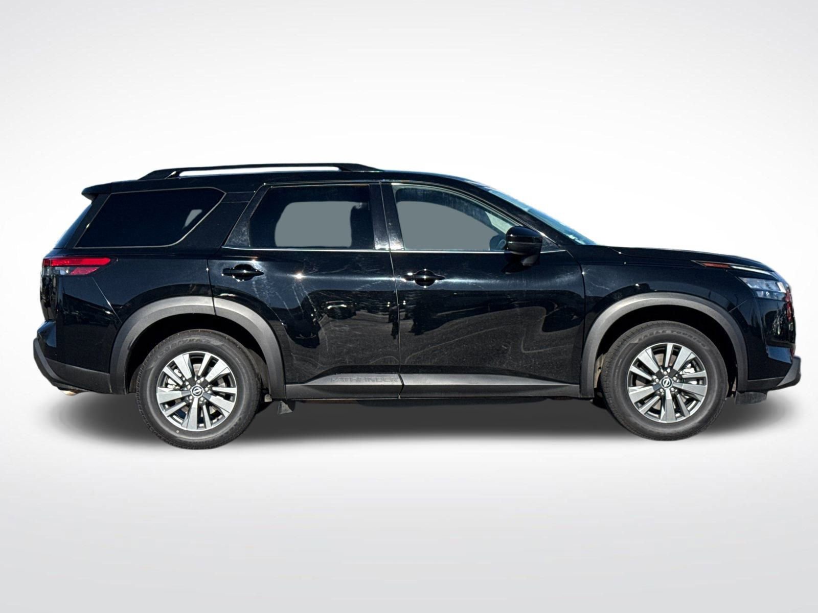 Used 2022 Nissan Pathfinder SV image 2