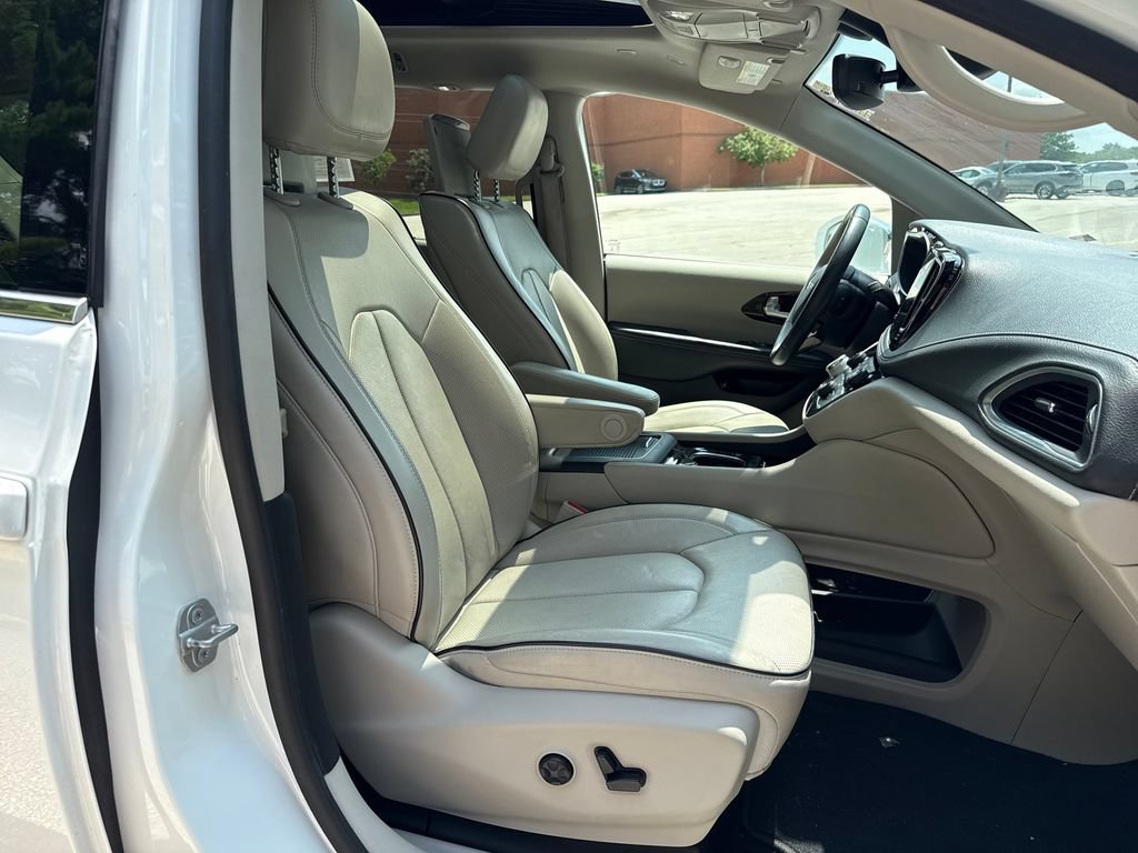 Used 2021 Chrysler Pacifica Limited w/ Uconnect Theater Family Group FWD image 32