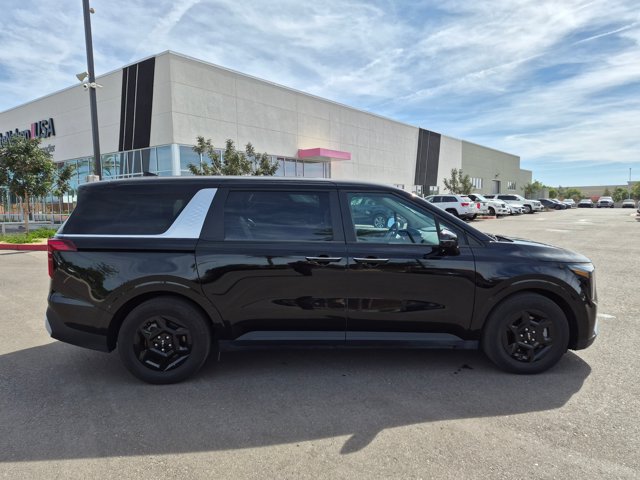 Used 2025 Kia Carnival FWD image 4