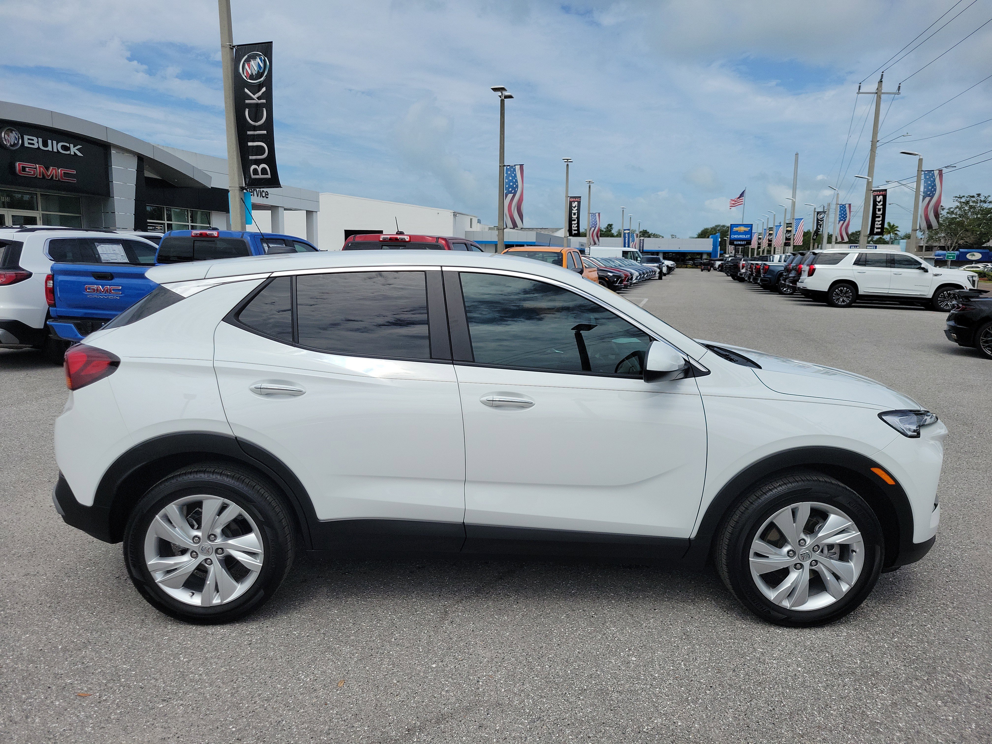 Certified 2024 Buick Encore GX Preferred FWD image 3
