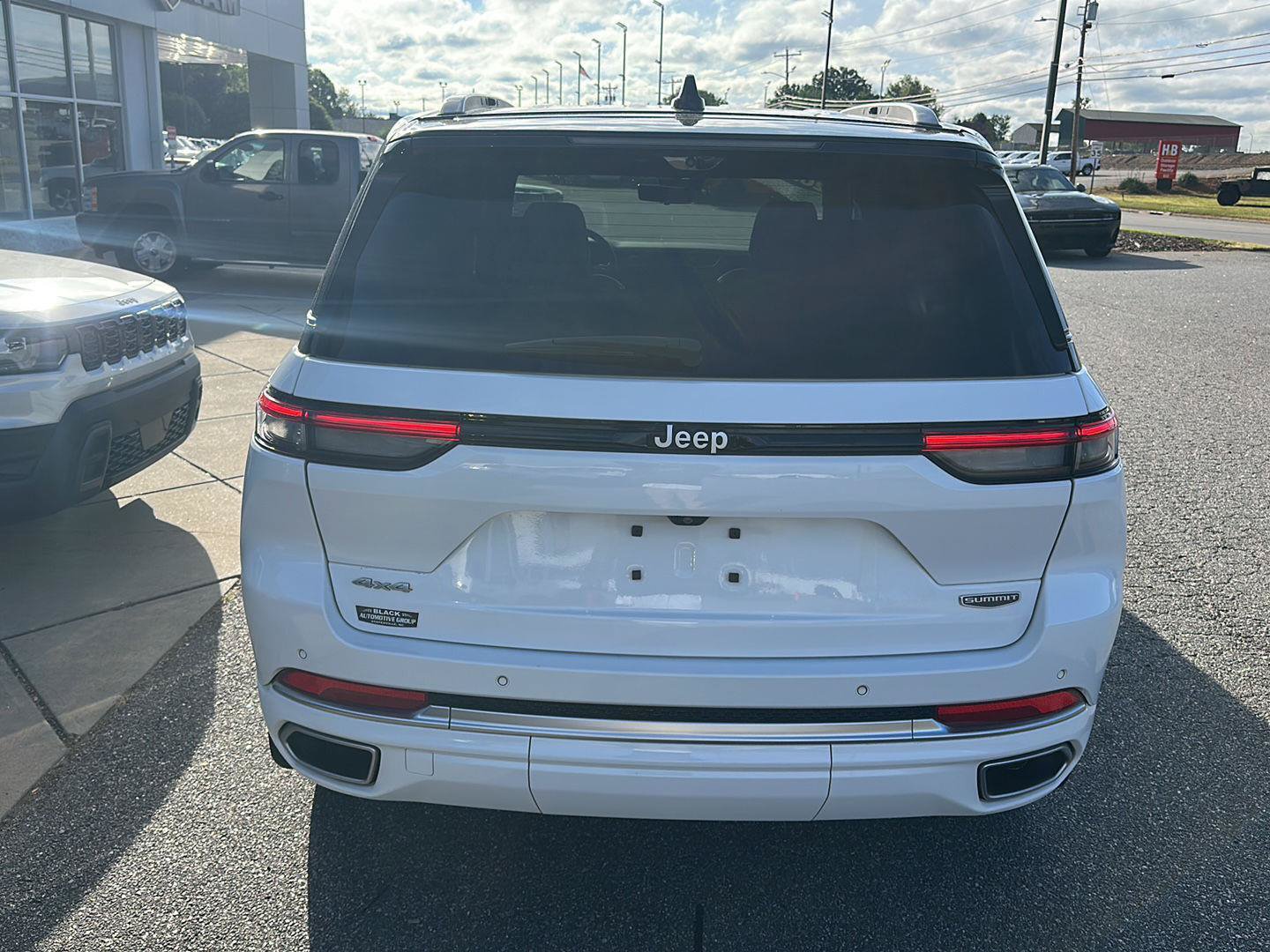 Used 2023 Jeep Grand Cherokee Summit AWD/4WD image 13