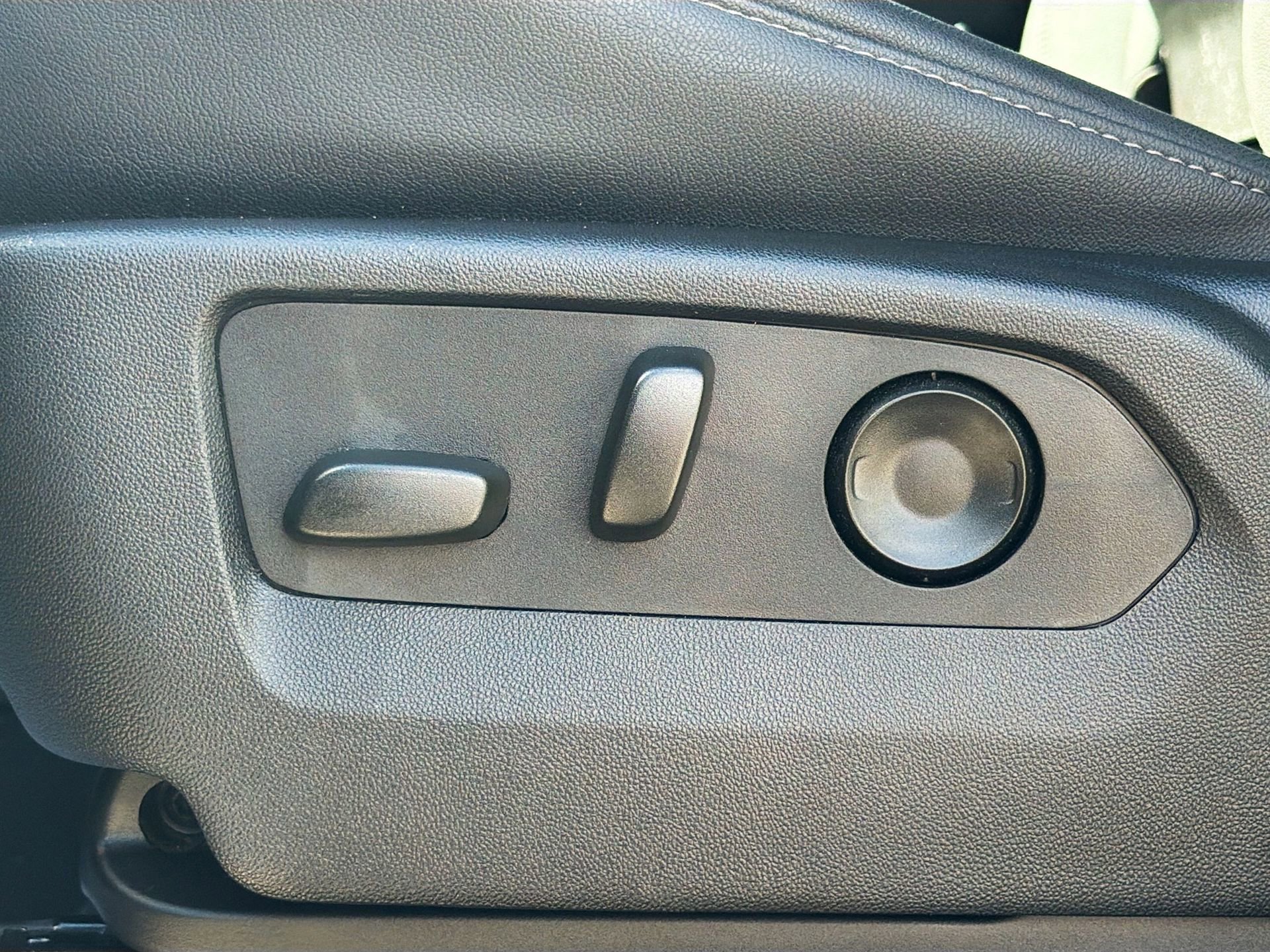 Used 2024 Chevrolet Suburban Z71 w/ Luxury Package image 28