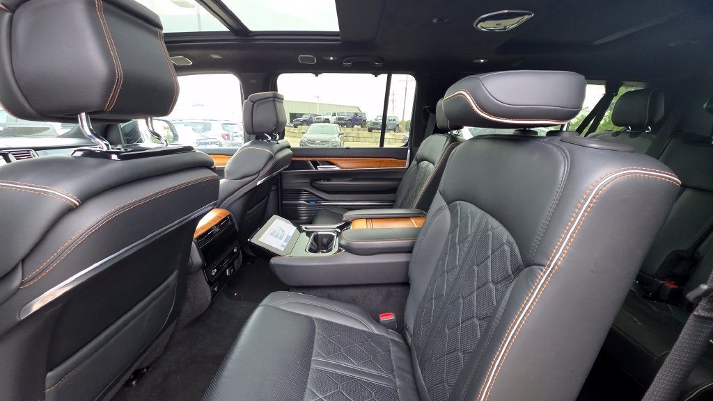 Used 2024 Jeep Grand Wagoneer L Series III AWD/4WD image 13