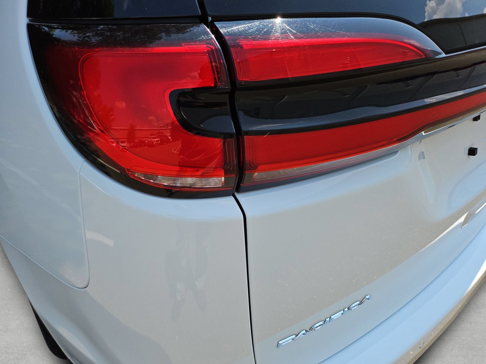 Used 2023 Chrysler Pacifica Touring-L FWD image 20