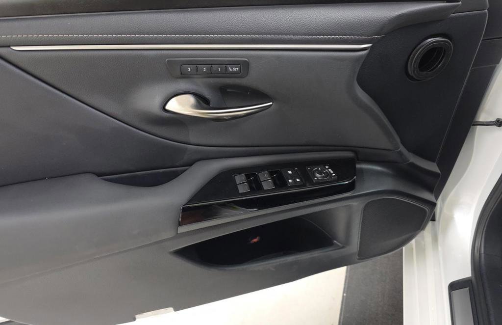 Used 2025 Lexus ES 300h w/ Premium Package FWD image 9