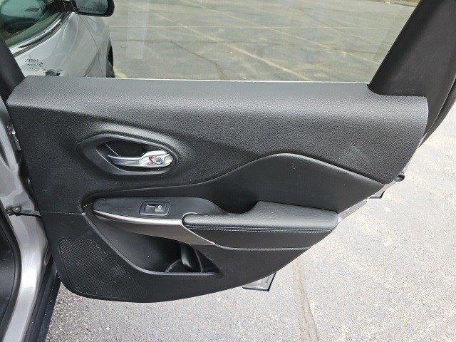 Used 2019 Jeep Cherokee Latitude Plus w/ Cold Weather Group image 17