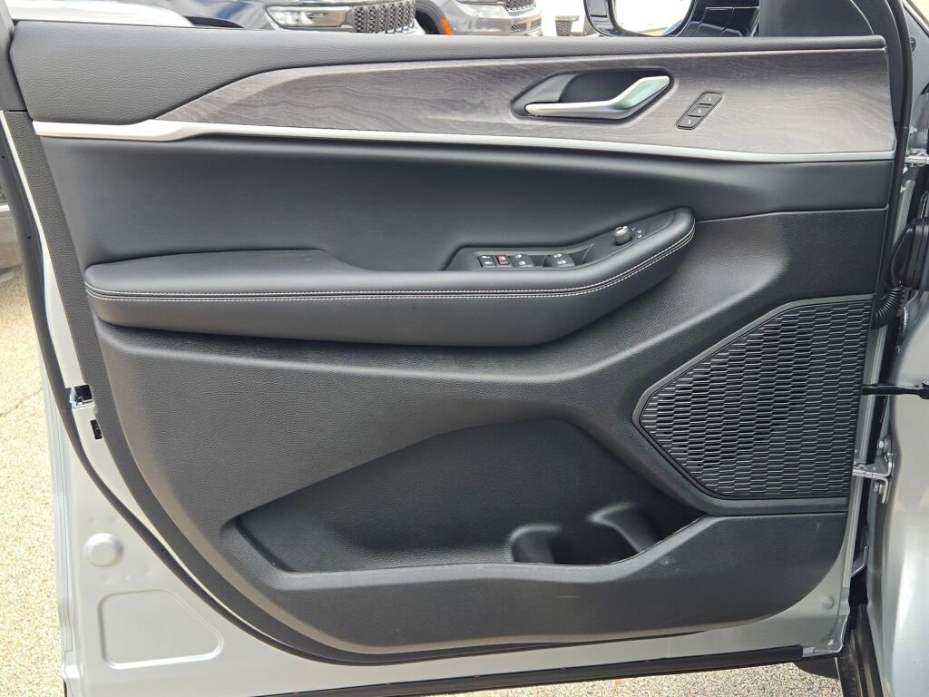 New 2025 Jeep Grand Cherokee Limited w/ MOPAR Finishing Package image 22