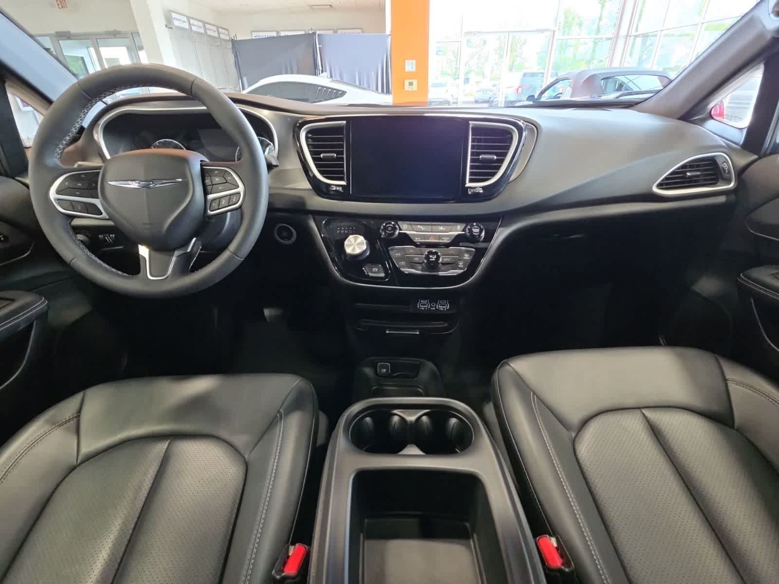 Used 2025 Chrysler Pacifica Select FWD image 28