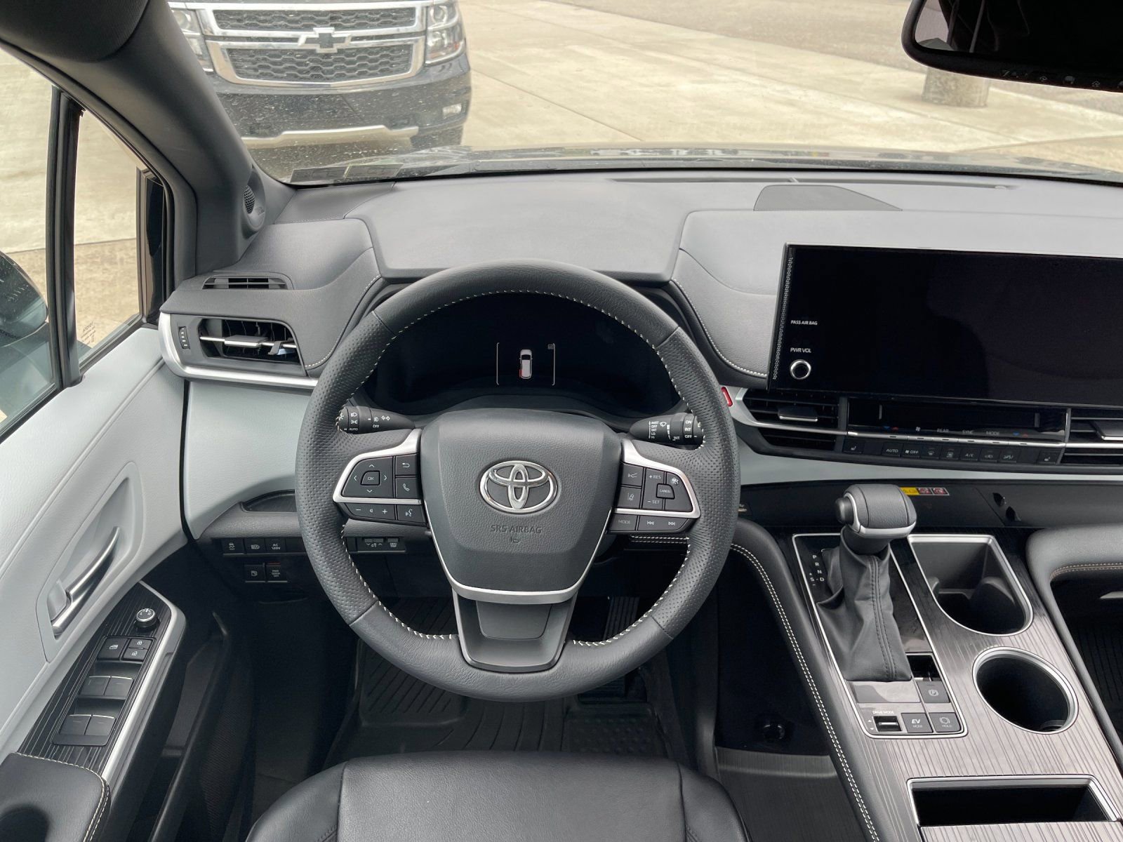 Used 2025 Toyota Sienna XSE w/ XSE Plus Package image 16