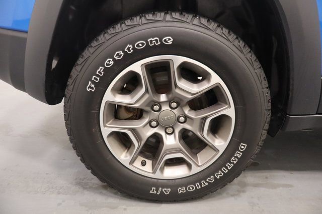 Used 2020 Jeep Cherokee Trailhawk image 27