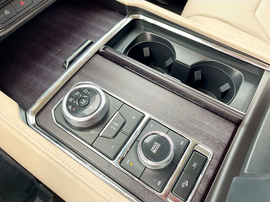 Used 2023 Ford Expedition Platinum image 17